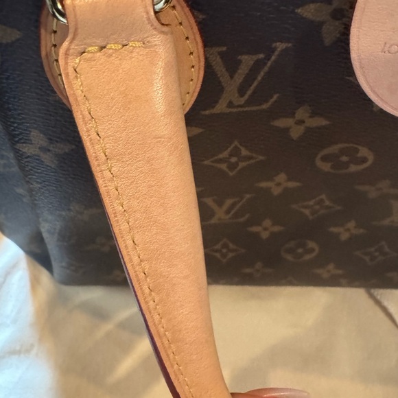 Louis Vuitton Rivoli NV MM - Picture 9 of 16